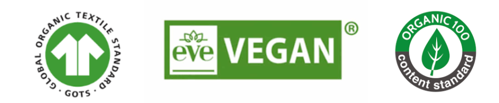 Certifications textiles écologiques et éthiques : OCS, EVE Vegan et GOTS sur fond de tissu en coton biologique.